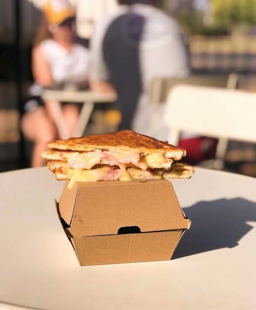A toastie in its box